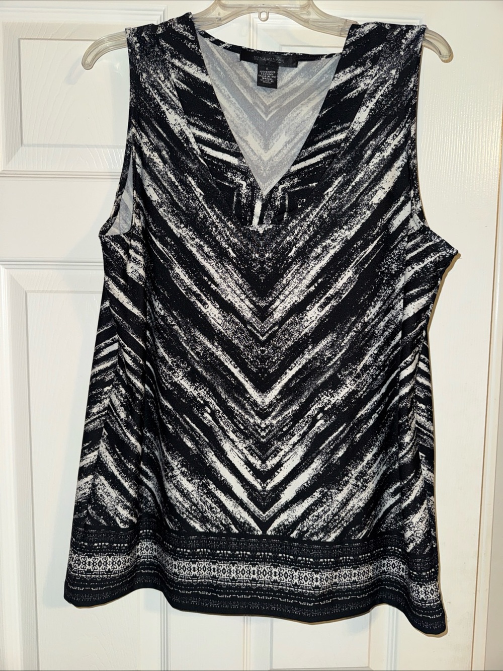 89th & Madison Black and White Chevron V-Neck Sleeveless Top